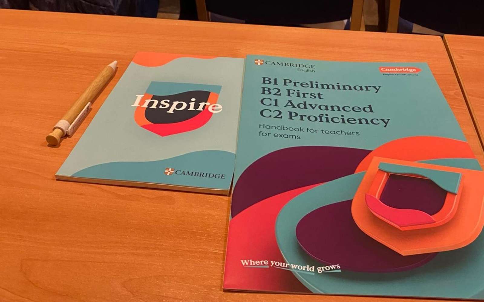 libros del seminario en la mesa